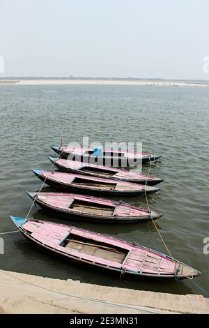 Kleine Holzboote, die am Flussufer, Varanasi, Uttar Pradesh, Indien, geparkt sind Stockfoto