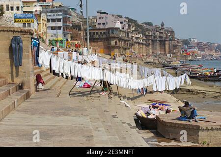 5. März 2020, Varanasi, Uttar Pradesh, Indien. Trocknen von Tüchern auf varanasi Ghat und Blick auf den Fluss. Stockfoto