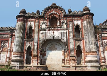 Hohe Pilaster, geriffelte Säulen und geschwungene Bögen in distintly europäischen Stil mit indischen Elementen gemischt, Wand des alten Palastes Darbhanga, Bihar, Indi Stockfoto