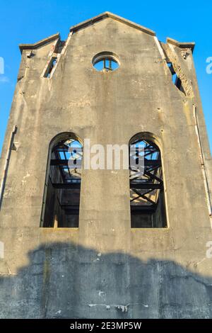 Die Ruinen des alten Cornish Pumphouse in Waihi, Neuseeland. Erbaut 1904, entwässerte es einst Wasser aus einer Mine Stockfoto