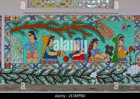 Madhubani Malerei oder Mithila Gemälde an der Wand der Mithila Universität, Darbhanga, Bihar, Indien. Stellen meist Menschen und ihre Assoziation mit der Natur dar Stockfoto