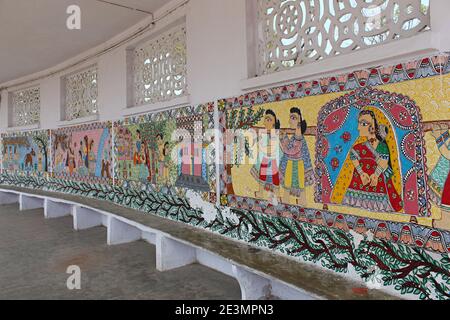 Madhubani Malerei oder Mithila Gemälde an der Wand der Mithila Universität, Darbhanga, Bihar, Indien. Stellen meist Menschen und ihre Assoziation mit der Natur dar Stockfoto