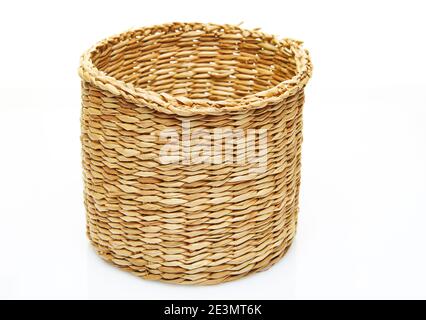 Handgemachtes Naturprodukt, runder Weidenkorb, Rattan-Weberei. Umweltfreundliches und nachhaltiges Konzept. Umweltfreundliches Einkaufen und recycelte Geschenke. Stockfoto