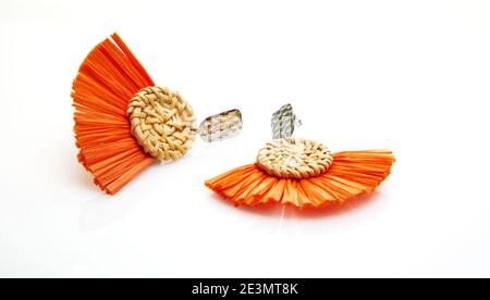 Natürliches handgemachtes Produkt, ein Paar Ohrringe auf weißem Hintergrund. Umweltfreundliches und nachhaltiges Konzept. Umweltfreundliches Einkaufen und recycelte Geschenke. Stockfoto