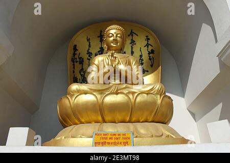 Statue von Lord Buddha in Vishwa Shanti Stupa, auch die Friedenspagode genannt. Vaishali, Bihar, Indien Stockfoto