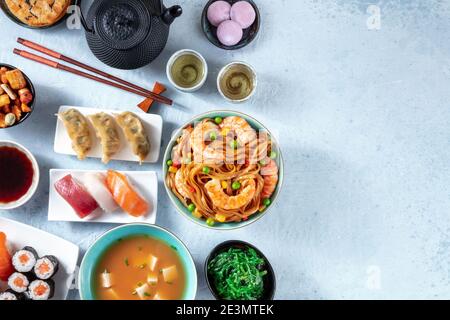 Japanische Essensvielfalt flach lag mit einem Platz für Text. Verschiedene Gerichte aus Japan, von oben geschossen Stockfoto