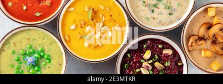 Vegane Suppe panoramischer Banner. Eine Vielzahl von Gemüsesuppen, von oben geschossen, flach gelegt Stockfoto