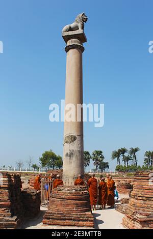 9. März 2020, Kolhua, Vaishali, Bihar, Indien. Ashoka Säule und Mönche nahe an der gleichen. Am besten erhaltene der Säulen von Ashoka, gekrönt von einem Singl Stockfoto