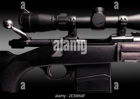 Bolt Action Gewehr mit Zielfernrohr Nahaufnahme auf schwarzem Hintergrund, Kopierraum Stockfoto