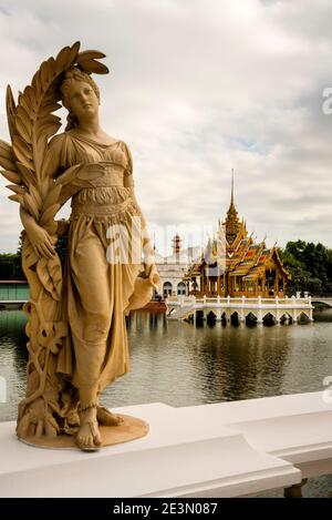 Bang Pa-in Königspalast mit thailändischer, chinesischer und europäischer Architektur im ehemaligen Königlichen Sommerpalast in Thailand. Stockfoto