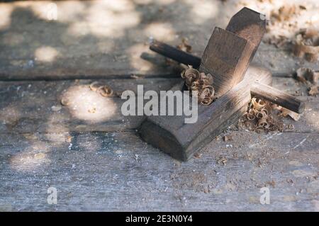 Antike Holzbearbeitungswerkzeuge auf Holztisch Stockfoto