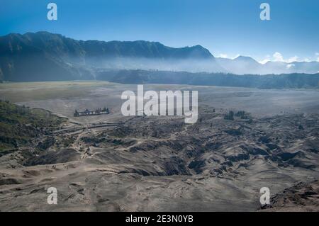 Schicht vulkanische Asche als Sandboden des Mount Bromo Vulkans die herrliche Aussicht auf Mt. Bromo befindet sich im Bromo Tengger Semeru Nationalpark, Ost-Java, I Stockfoto