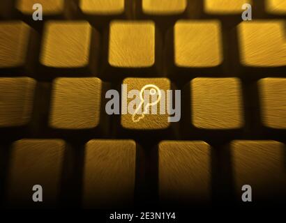 Taste auf einer goldenen Tastatur mit Zoom-Effekt. Schlüssel zum Erfolg. Erfolgskonzept. Stockfoto