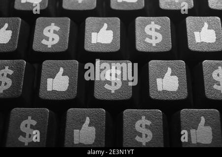 Verdienen Sie Geld mit Social Media, Geld-Symbol und Like-Taste auf Computer-Tastatur Stockfoto