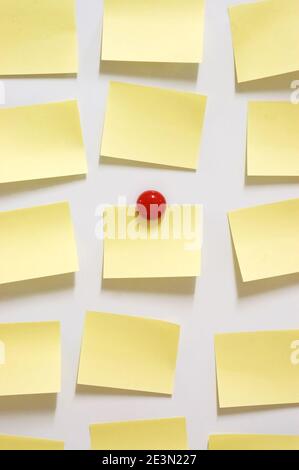 Gelbe Post-it-Notiz und Magnettaste auf Whiteboard Stockfoto