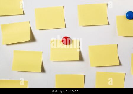 Gelbe Post-it-Notiz und Magnettaste auf Whiteboard Stockfoto