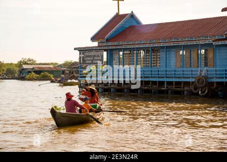 Chong Khneas katholische Kirche schwimmt auf dem Tonle SAP See in der Nähe von Siem Reap, Kambodscha. Stockfoto