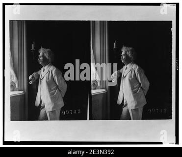 Mark Twain (Samuel Langhorne Clemens), drei-viertel länge Portrait, Fenster, nach links Stockfoto