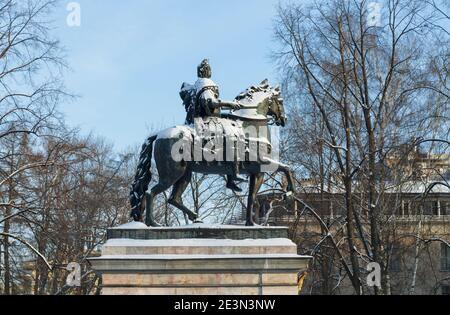 Sankt Petersburg, Russland - 16. Januar 2021: Statue von Peter Great auf einem Pferd mit Schnee bedeckt (18. Jahrhundert) Stockfoto