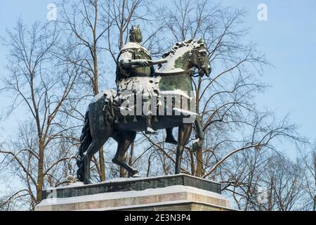 Sankt Petersburg, Russland - 16. Januar 2021: Winterszene mit einer schneebedeckten Statue von Peter dem Großen auf dem Pferd im Profil stehend Stockfoto