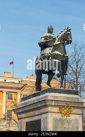 Sankt Petersburg, Russland - 16. Januar 2021: Winterszene mit Statue von Peter I. auf einem Marmorsockel im Hintergrund des Michailowski Schlosses mit Stockfoto