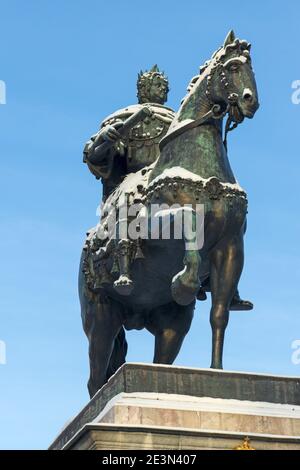 Sankt Petersburg, Russland - 16. Januar 2021: Schneebedecktes Reiterdenkmal für Peter den Großen, gekrönt mit einem Lorbeerkranz aus der Nähe Stockfoto