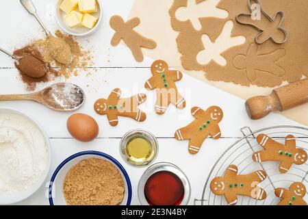 Lebkuchen Männer Kekse und Zutaten Stockfoto