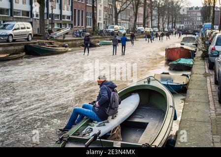 Eislaufen auf den zugefrorenen Grachten der Stadt Amsterdam, Winter 2018 Stockfoto