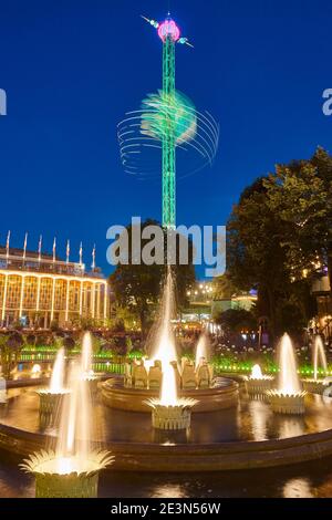 Vergnügungspark Tivoli in Kopenhagen. Sternenflyer bei Nacht. Dänemark Stockfoto