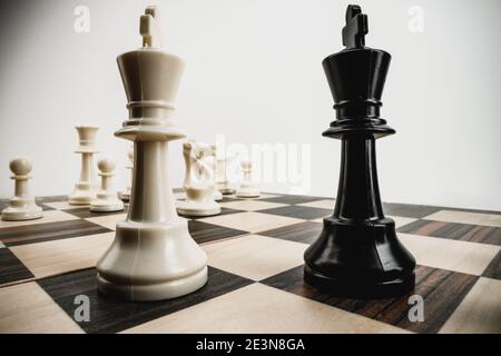 Macro photo of chess pieces on a chess board Stockfoto