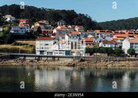 Schöne Aussicht auf den Hafen von Muros ein Fischerdorf in der Mündung von Muros in Galicien, Spanien Stockfoto