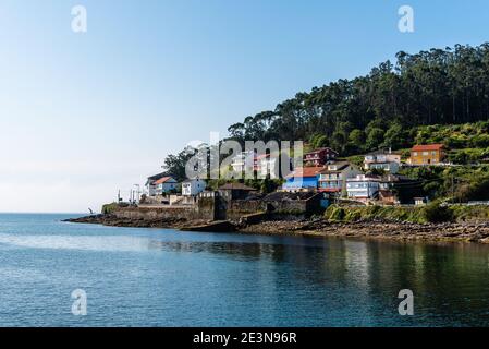 Schöne Aussicht auf den Hafen von Muros ein Fischerdorf in der Mündung von Muros in Galicien, Spanien Stockfoto