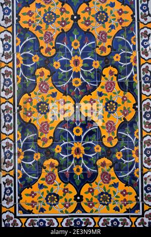 Eine mittelalterliche Fliesenprobe. Ein Beispiel iranischer Fliesenkunst. Geometrische Motive. Isfahan, Provinz Isfahan, Iran. Stockfoto