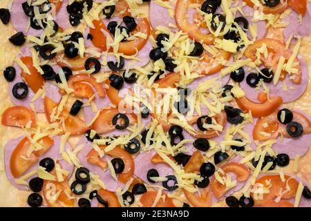 Blick von oben auf hausgemachte Pizza. Hintergrund für das Essen. Stockfoto