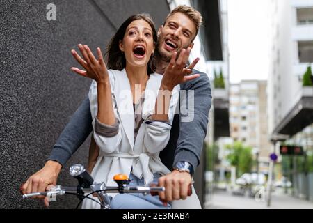 Schönes glückliches Paar in der Liebe auf dem Fahrrad in der Stadt Stockfoto