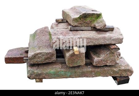 Ein Stapel grob geschnittener Granitsteine. Isoliert auf Weiß Stockfoto