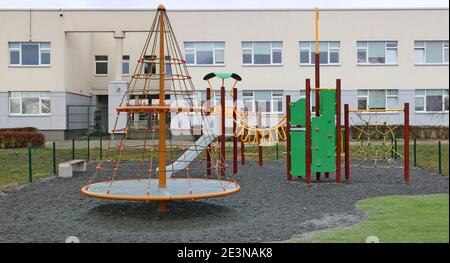 Leerer Spielplatz in der Nähe der Stadtschule Panorama Stockfoto