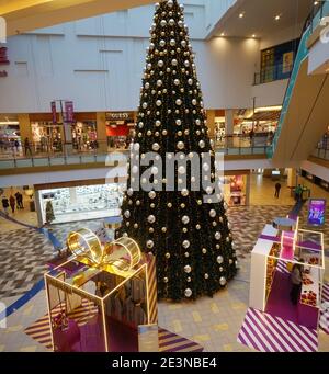 VILNIUS, LITAUEN - 05. DEZEMBER 2020: Weihnachtstanne und Geschenke-Stand im Panorama-Hypermarkt. Panorama ist der größte Einkaufsort und sellin Stockfoto
