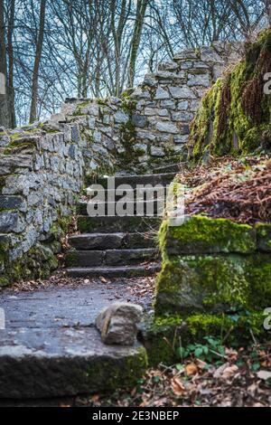 Reste einer Treppe in einer Burgruine im Winter. Stockfoto