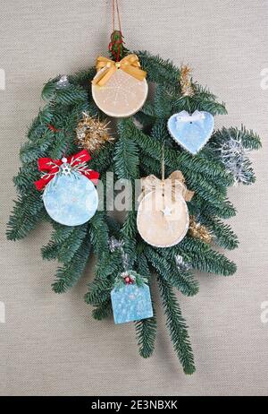 Hausgemachte Weihnachtsbaum Zweig Dekoration von Ball und Home Formen Spielzeug. Stockfoto