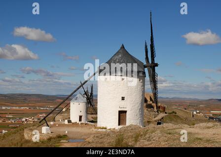 Consuegra, Toledo, Spanien - Oktober 30 2008: Windmühlen und Blick auf die landwirtschaftlichen Ebenen von Castilla-La Mancha Stockfoto