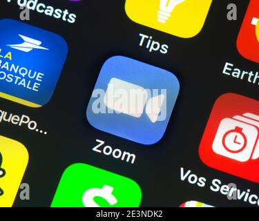 App-Seite im App Store auf dem Apple iPhone-Bildschirm zoomen. Zoom ist ein Softwareprogramm für Video- und Audiokonferenzen, Chats und Webinare. Stockfoto