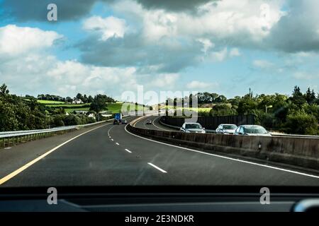 Angenehme Aussicht von innen ein Auto auf das üppige Grün Landschaft entlang der Autobahn M7 in Richtung Dublin Irland Stockfoto