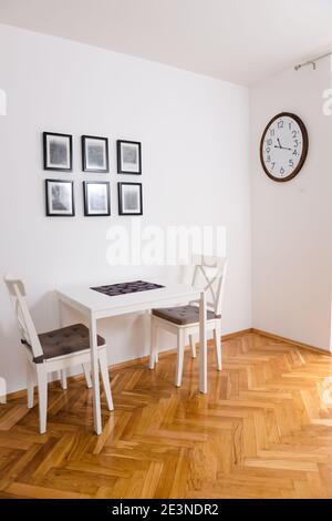 Esszimmer für zwei Personen in einer gemütlichen modernen Wohnung Stockfoto