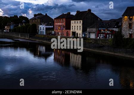 Kilkenny Straßenlandschaft von Pubs, Blick über den Fluss Nore, Abend mit Reflexionen auf dem Wasser Stockfoto