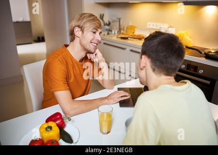 Glücklich Gay paar mit Frühstück zusammen zu Hause Stockfoto