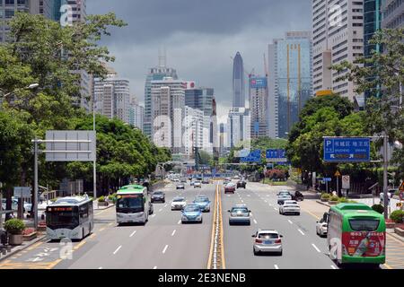 Verkehr in der Innenstadt von Shenzhen, schaffte ich es, ein paar Bilder vor dem kommenden Gewitter mit Monsunregen zu bekommen. Stockfoto