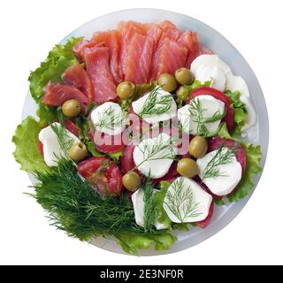 Lachssalat mit Tomaten und Mozzarella. Isoliert auf Weiß Stockfoto