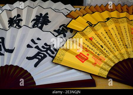 Einige Tradition Hand gemacht chinesischen Fans zum Verkauf in Shaoxing, China. Ein alter Handel, der Tausende von Jahren zurückreicht. Stockfoto