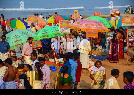 Hindu-Ritual, Sünden wegwaschen, Pilgerfahrt, Varkala Beach, Varkala, Kerala, Indien Stockfoto